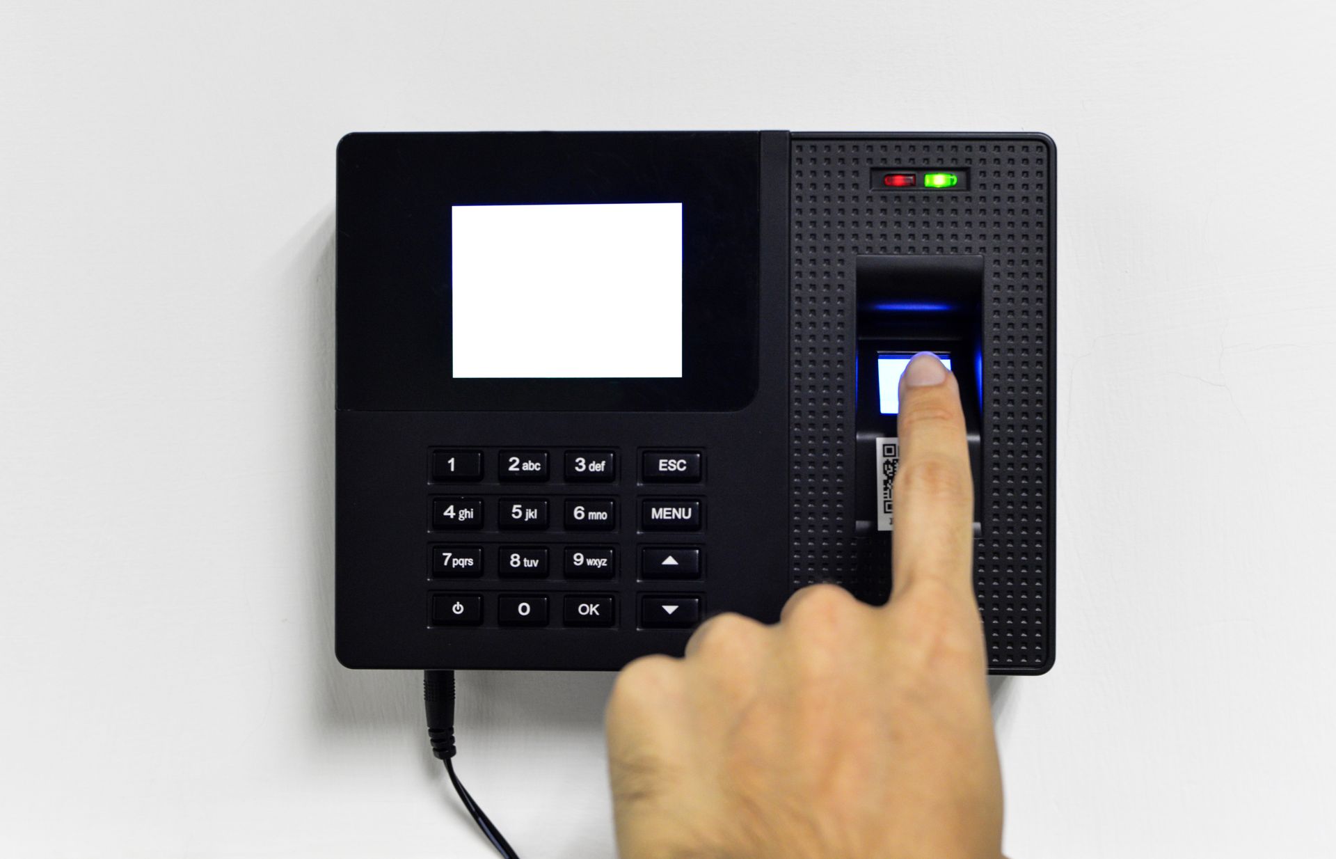 um dedo indicador tocando em um aparelho de digital
