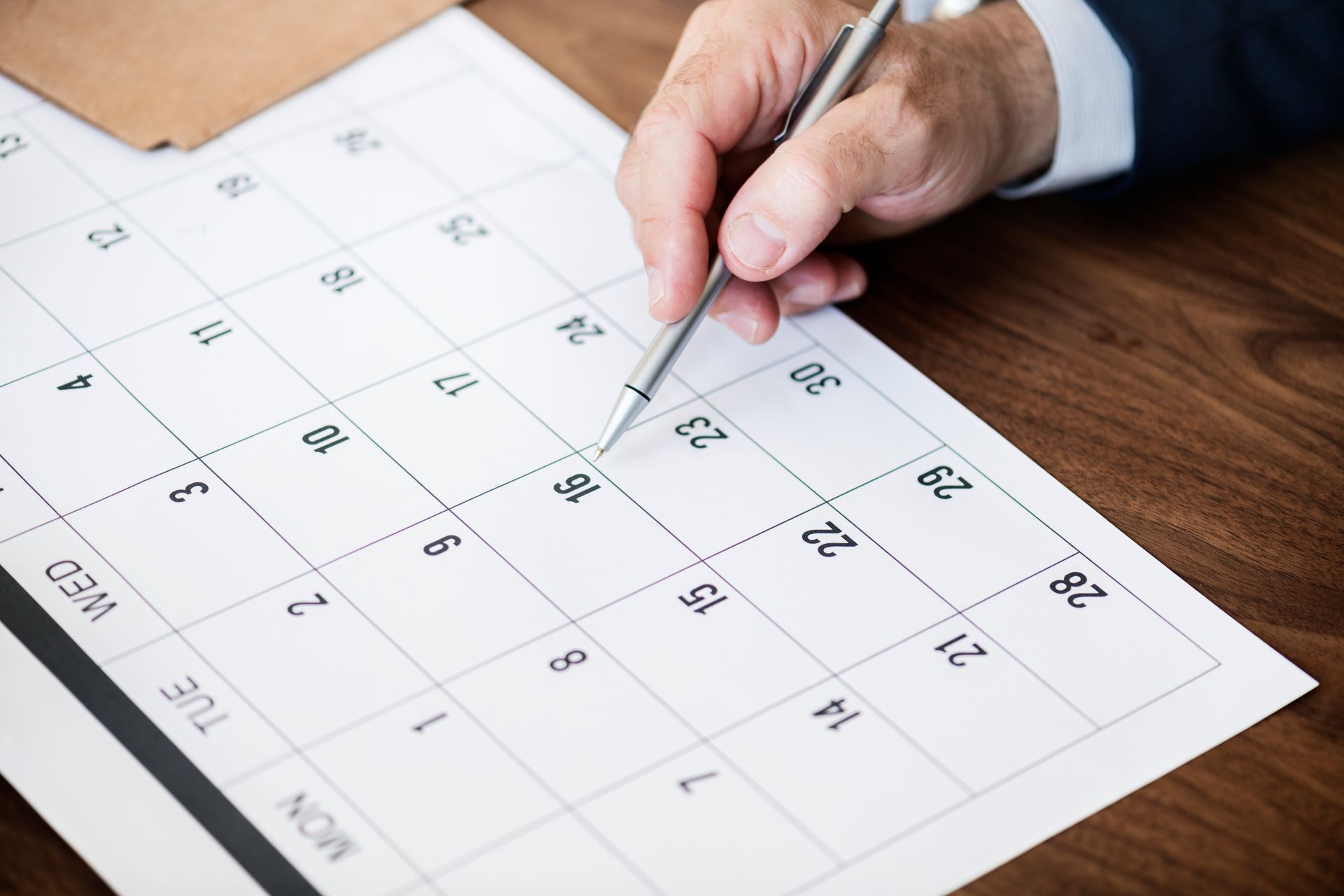 homem apontando para um dia em um calendário