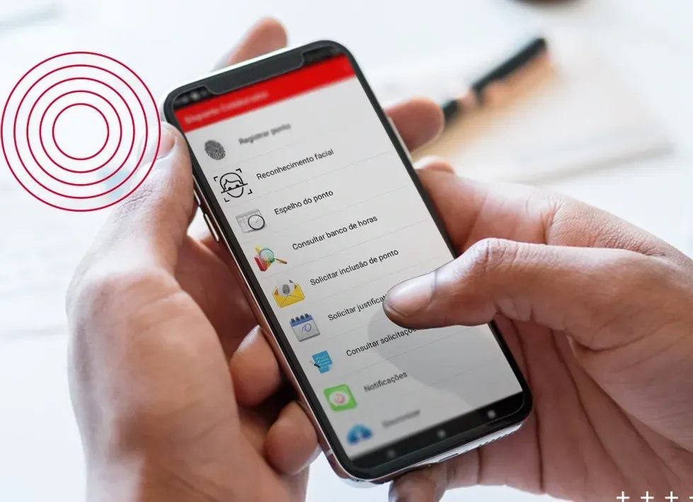 Uma pessoa usa um cartão de ponto digital no formato de app no celular