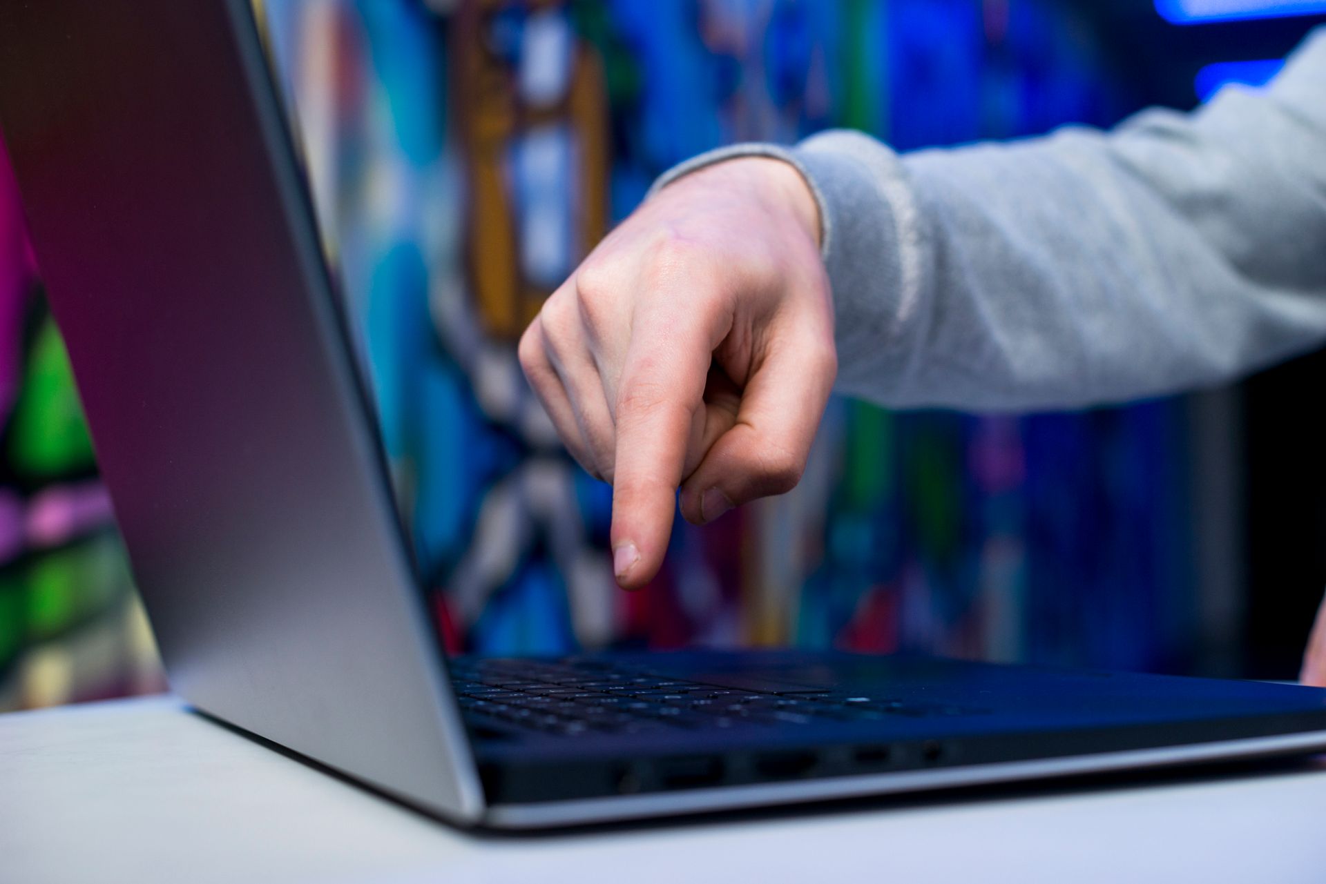 Um dedo indicativo próxima notebook prestes a apertar uma tecla