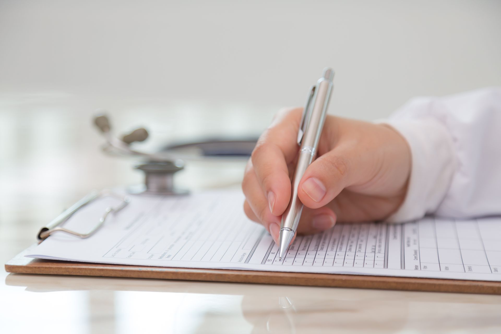 médico assinando um atestado médico