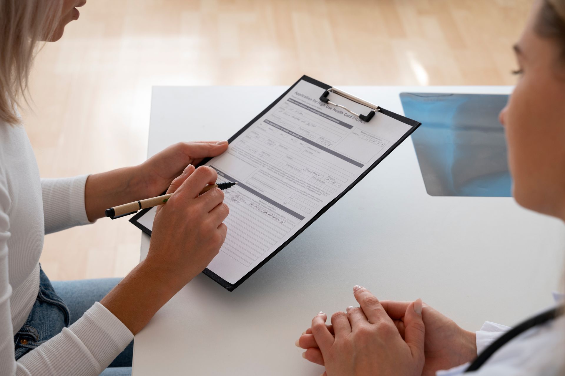 uma paciente recebendo atestado médico em um consultório