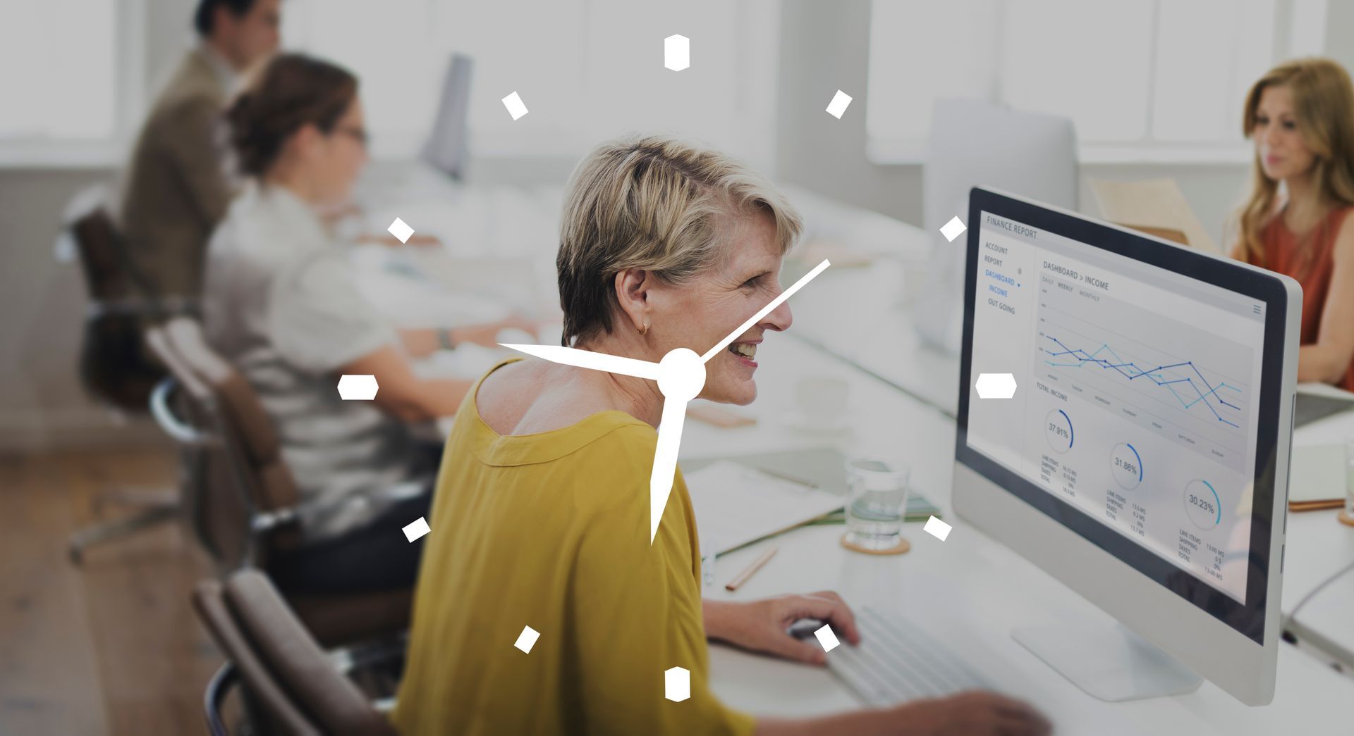 Pessoas trabalhando em um escritório com um ponteiro de relógio simbolizando a redução da jornada