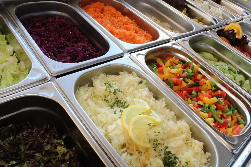 Cubas de comida no refeitório de uma empresa