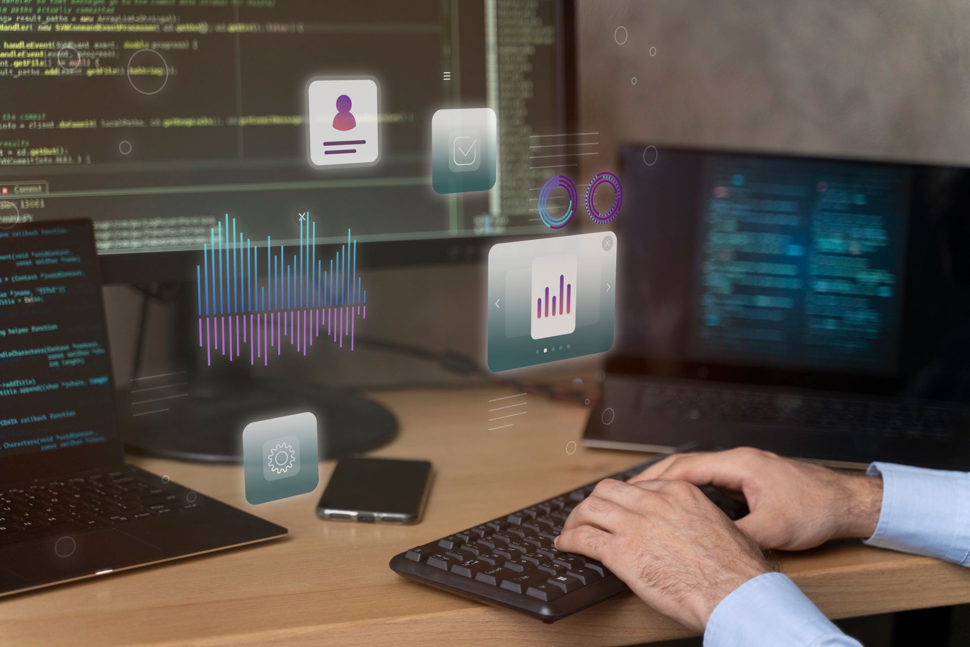 Mãos digitando em um teclado em uma mesa com código e sistemas de gestão e informação de dados.