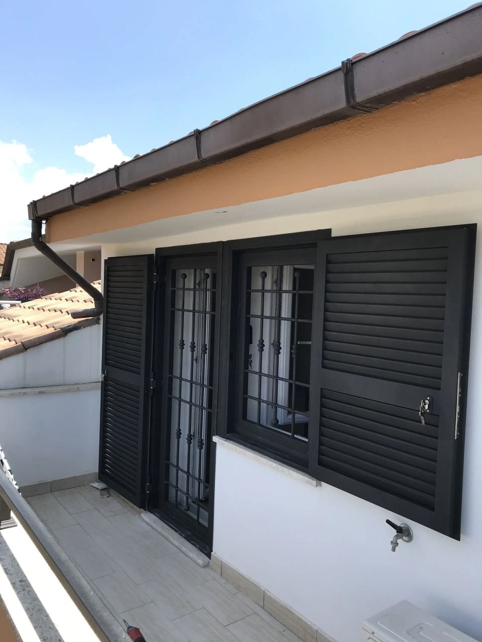 Porta e finestra con grate