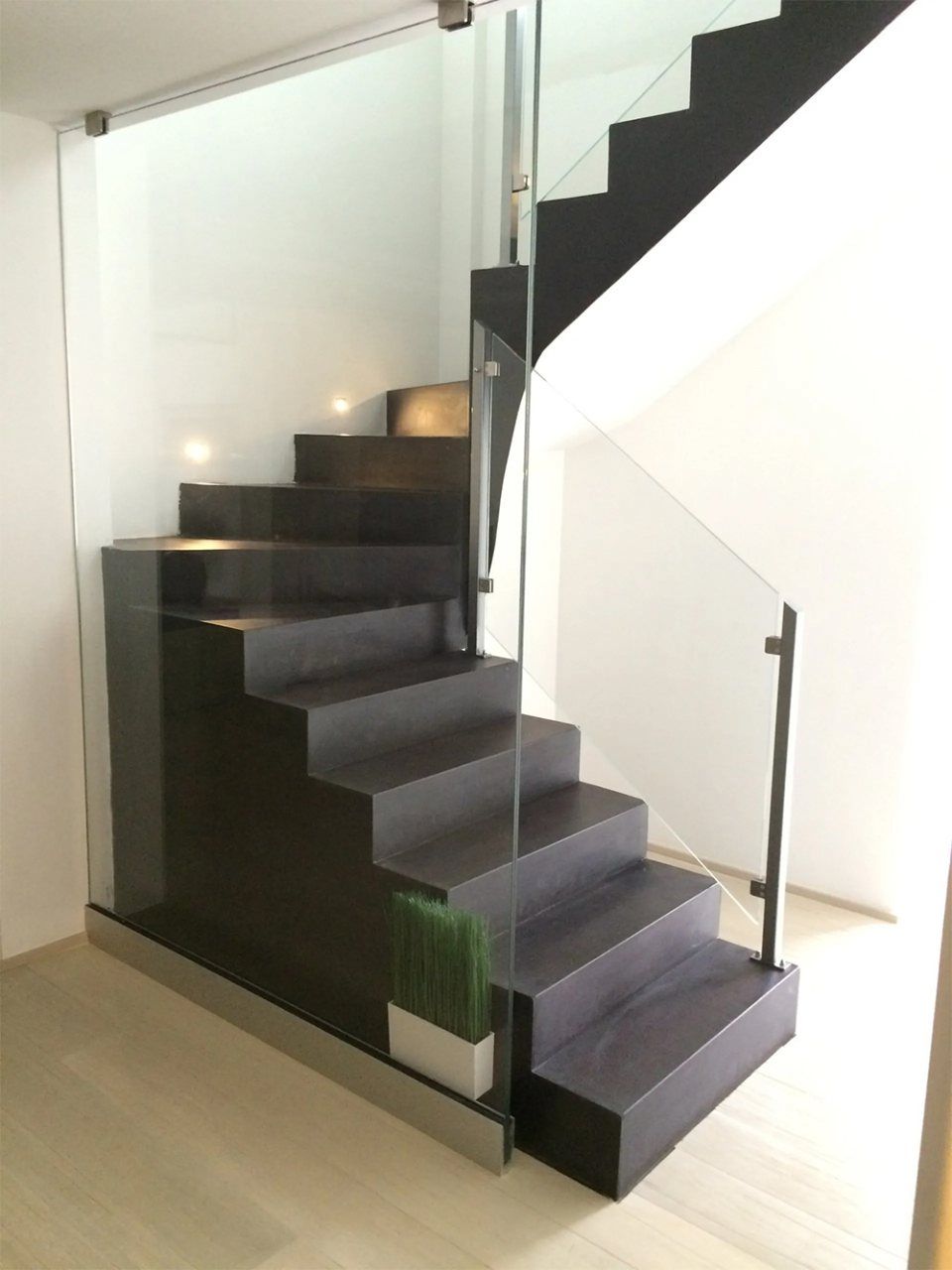 Scala con ringhiera in vetro