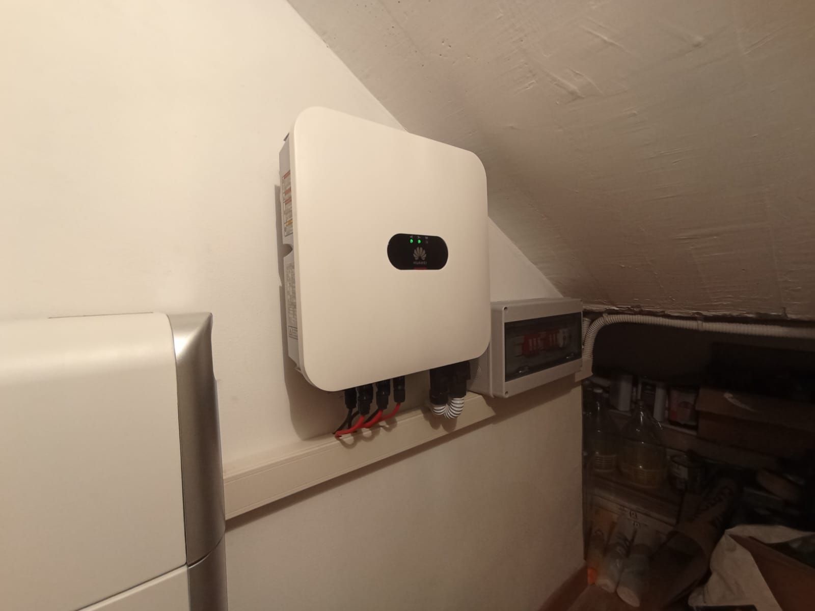 Scatola bianca a parete con display e cablaggio in un angolo inclinato del locale tecnico