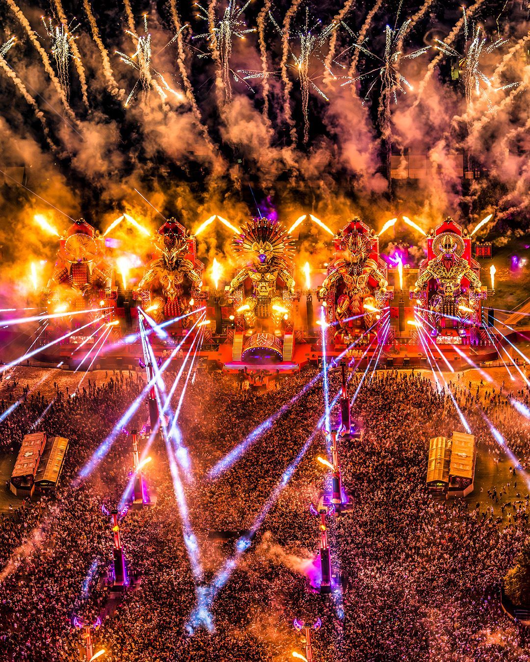 Een groep mensen kijkt naar vuurwerk tijdens een concert.