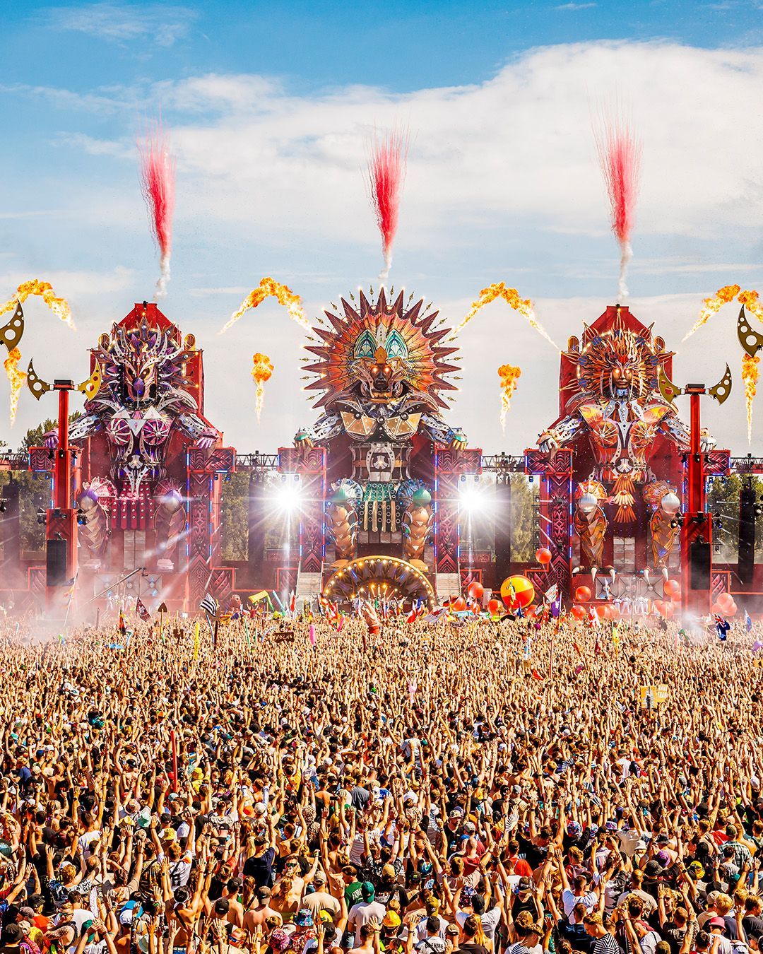 Een grote menigte mensen verzamelt zich op een muziekfestival.