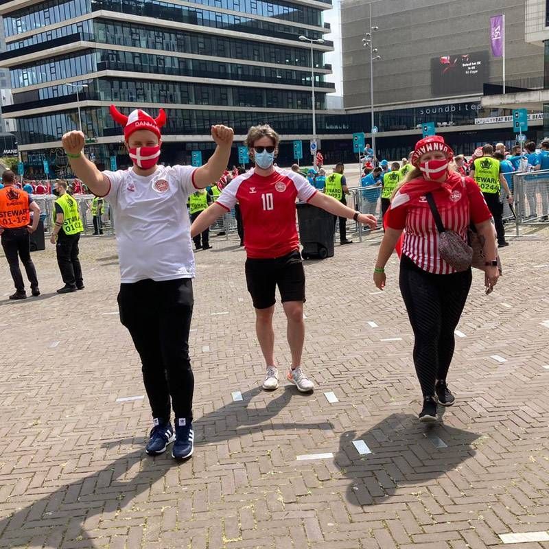 Een man met een rood shirt met het nummer 10 erop