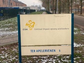 Een bordje met de tekst ter apelervenen 5 staat in het gras.