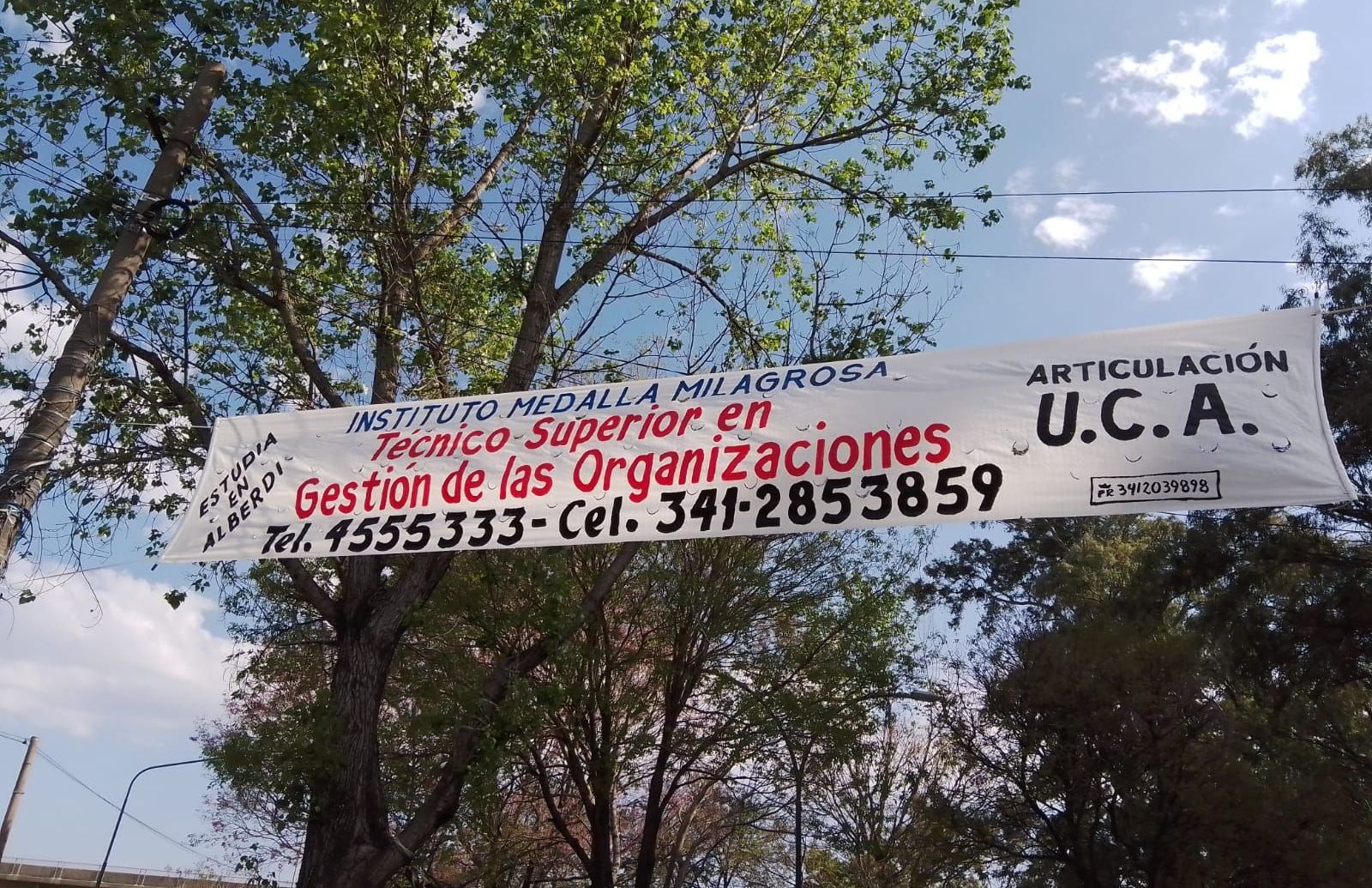Una pancarta blanca con UCA escrito en ella