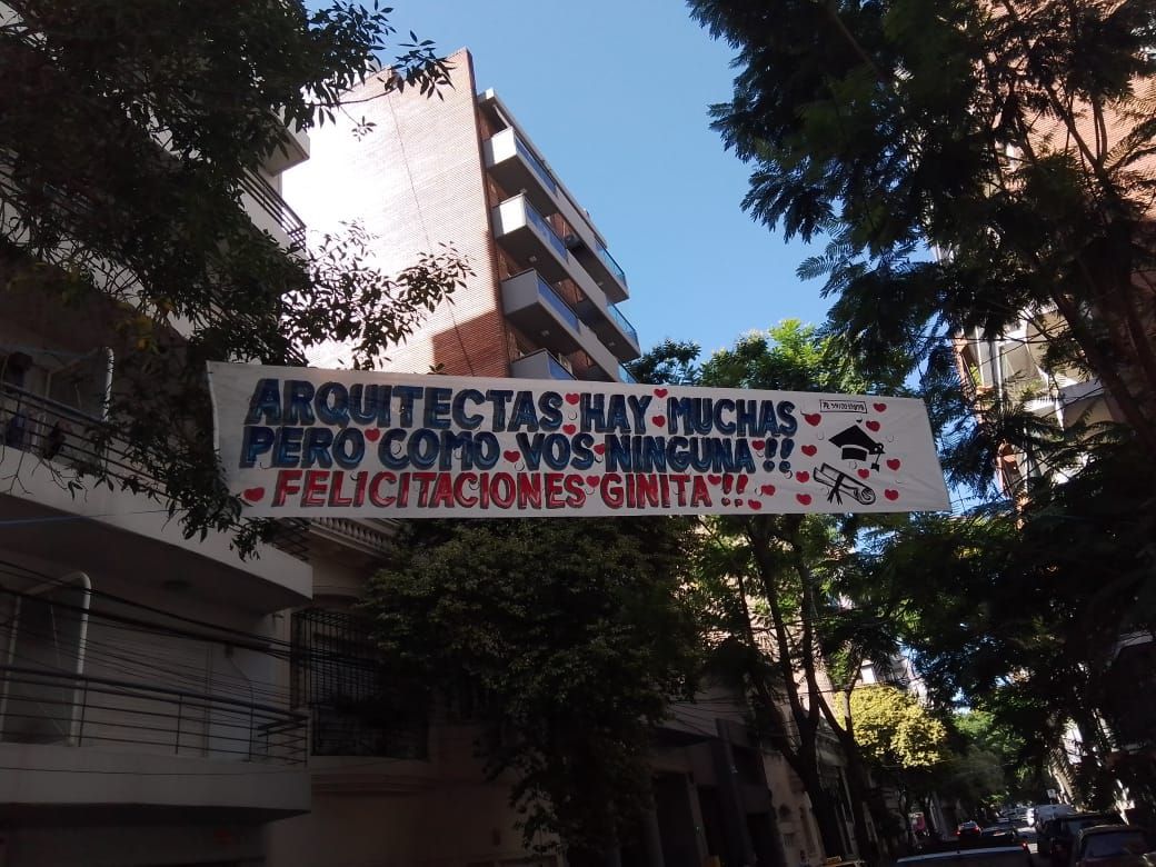 Una pancarta en el costado de un edificio que dice 