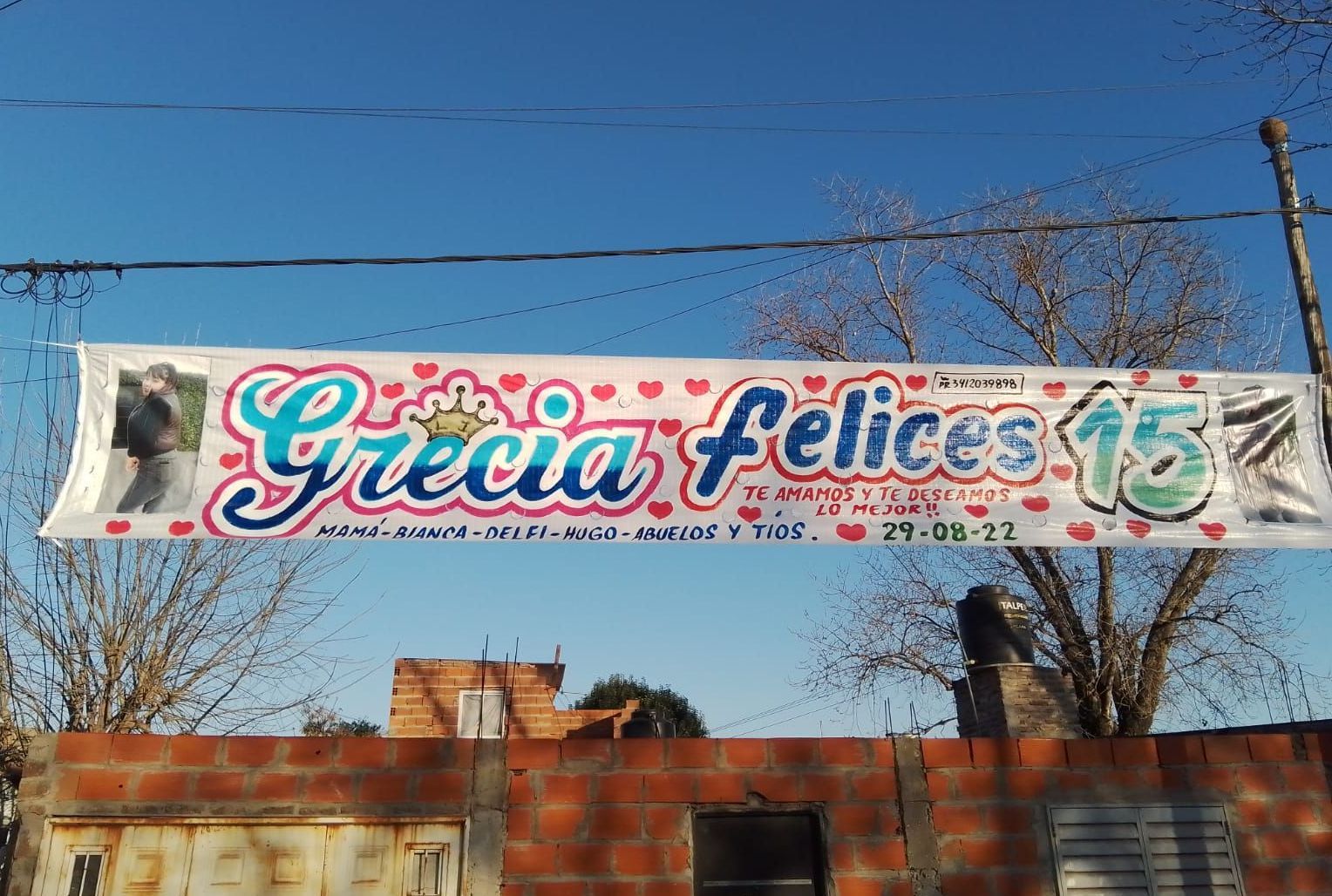 Una pancarta que dice 'gracias felices'