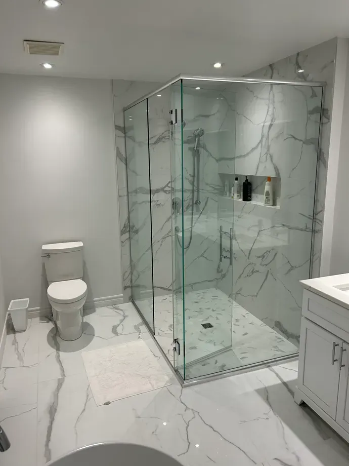Une salle de bain avec WC, lavabo et douche à l'italienne.