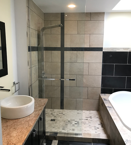 Une salle de bain avec une douche à l'italienne et un lavabo