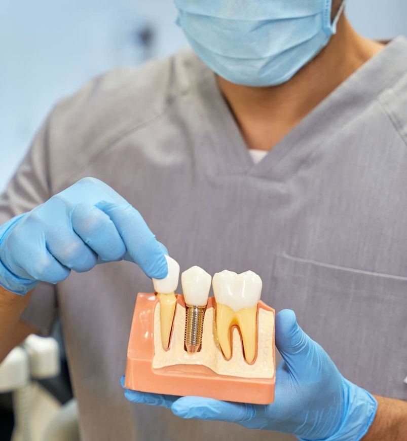 Professionista dentistico che esamina immagini diagnostiche digitali