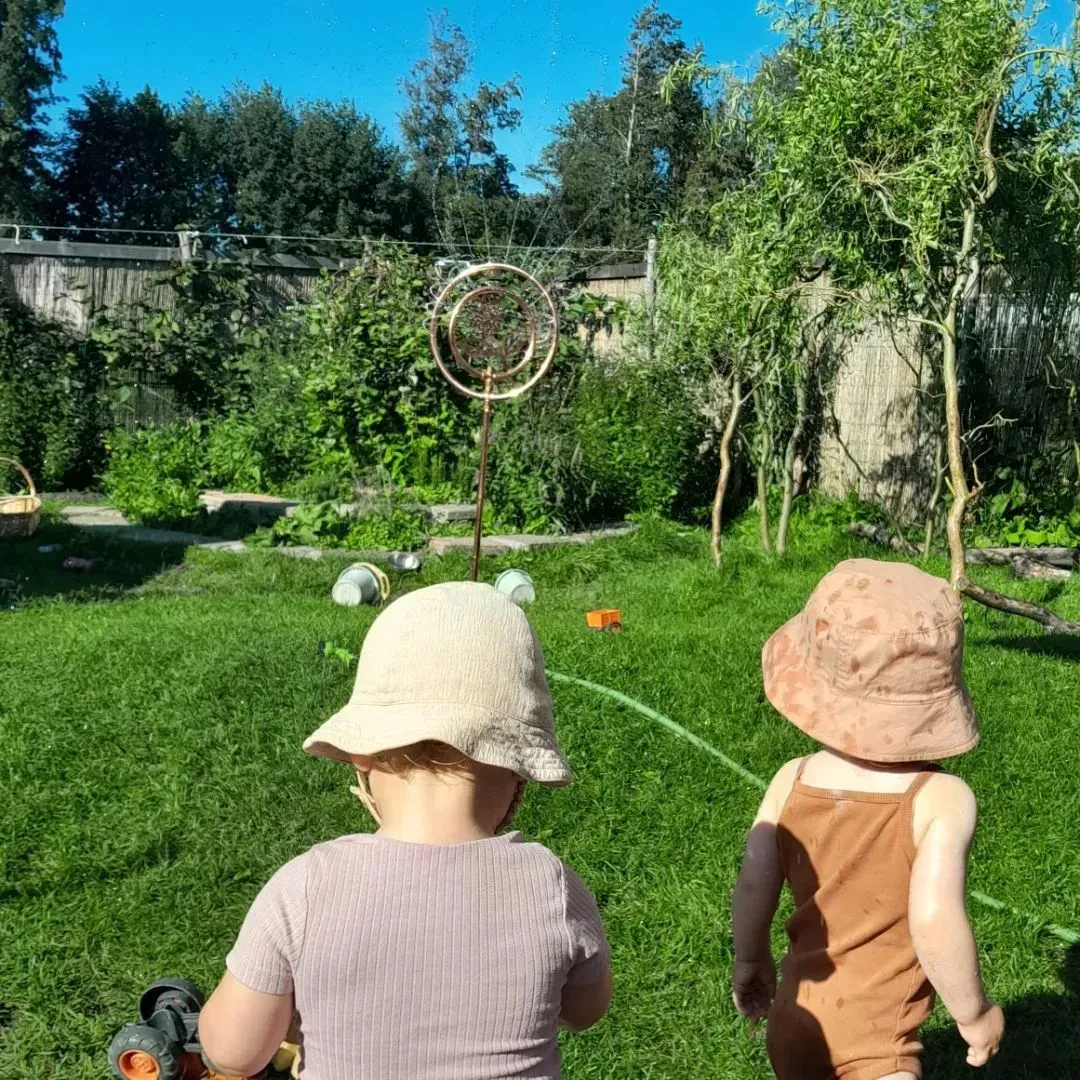 In de tuin spelen