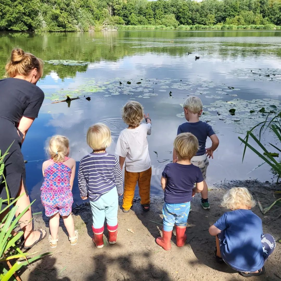 Op avontuur naar het bos om de hoek