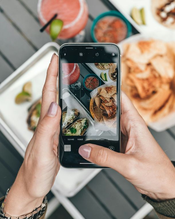 Photographing food with a smartphone