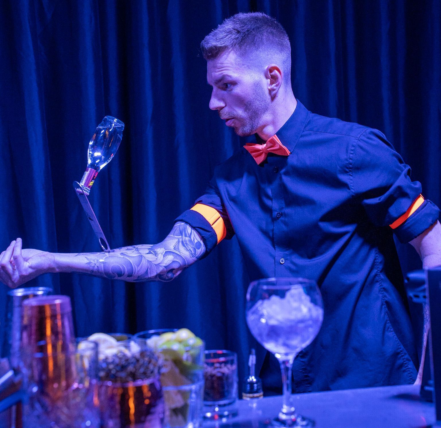 Cocktail Show buchen bei Ninjaa Cocktails mit Weltklasse Barkeepern
