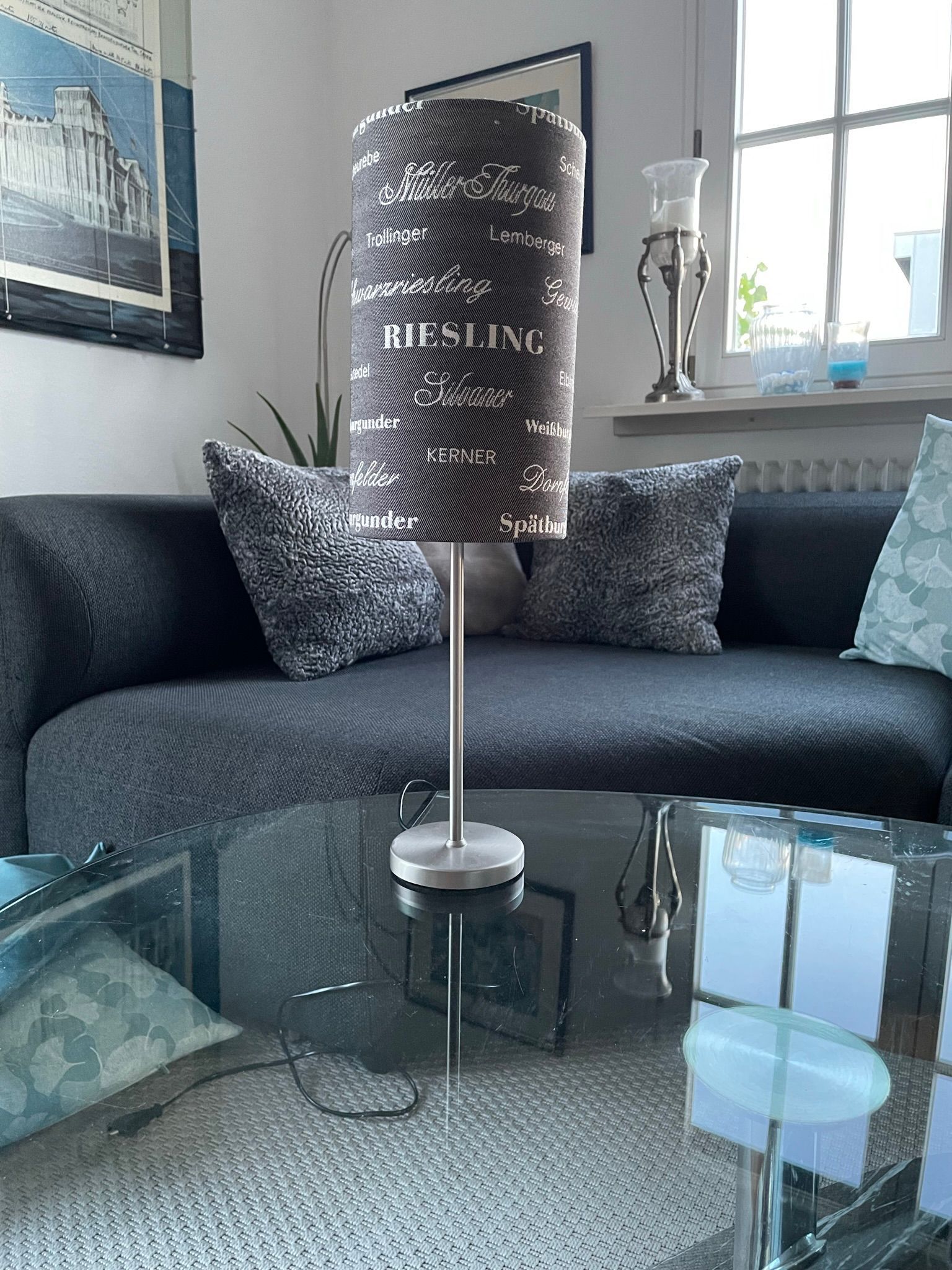 Ein Wohnzimmer mit Sofa, Couchtisch und Lampe.