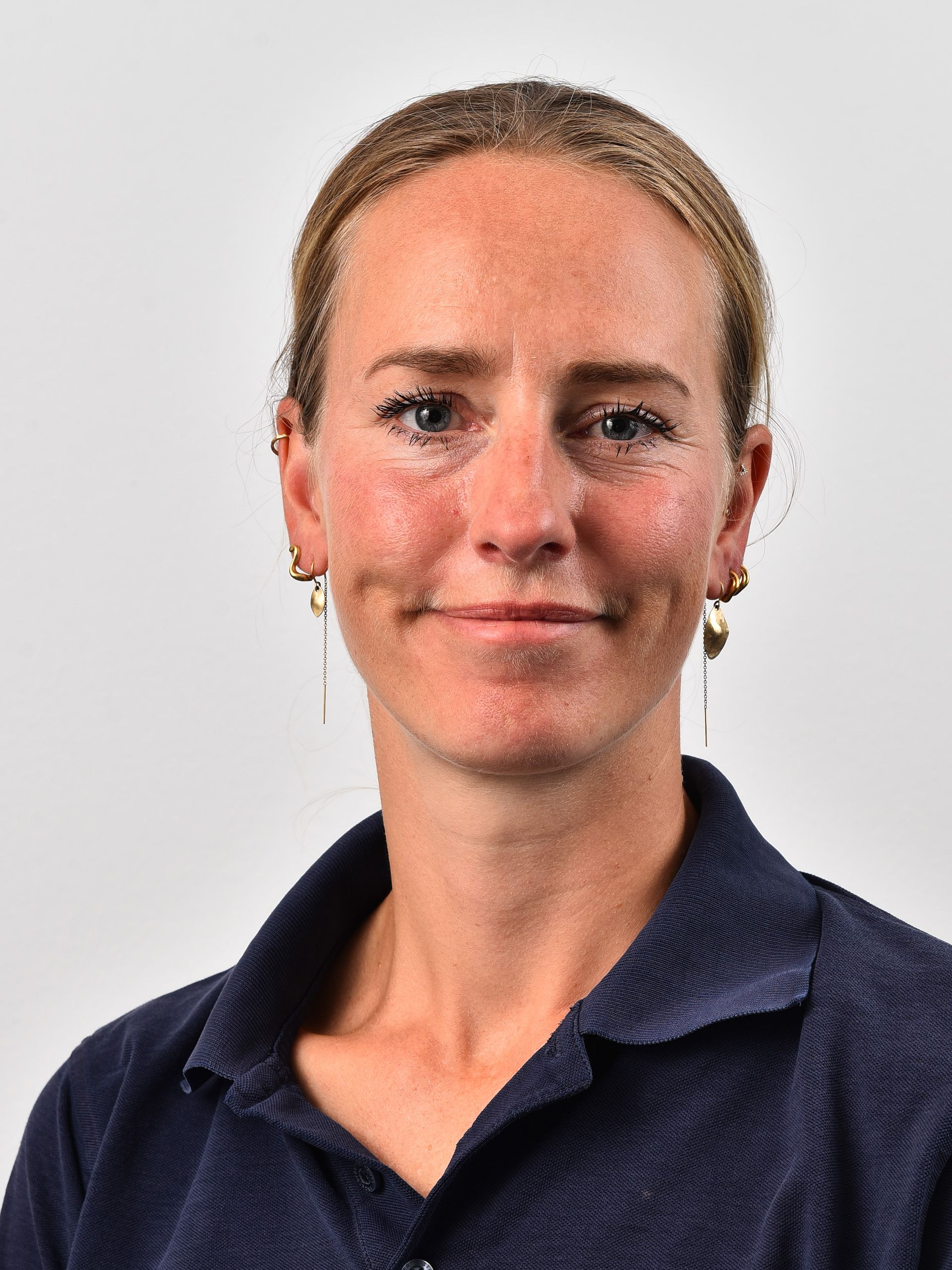 En kvindelig læge med en imødekommende udstråling.