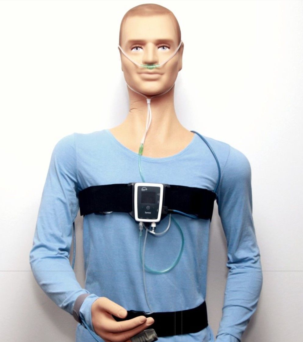 Mannequin med en søvnapnømonitor og næsekanyle.