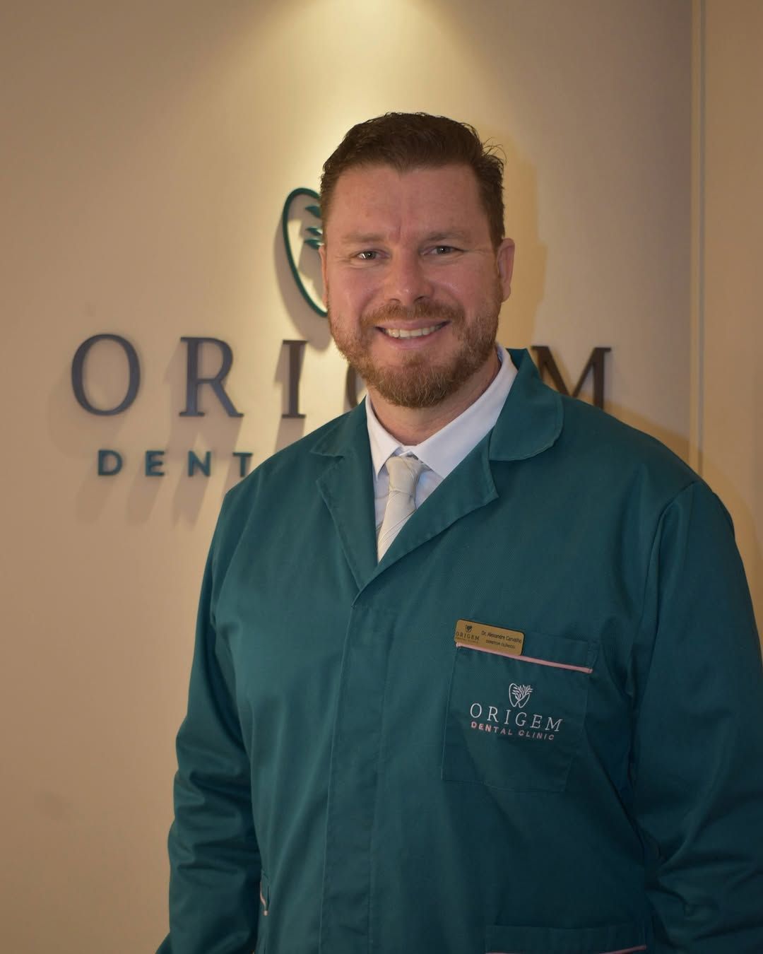 Retrato do Dr. Alexandre na receção da Origem Dental Clinic