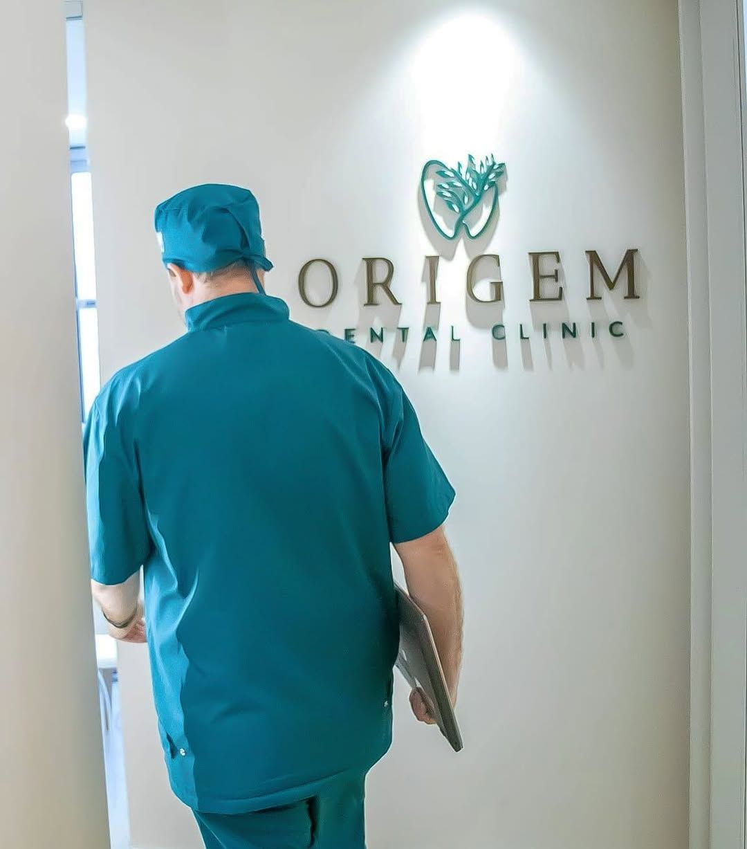 Entrada da Origem Dental Clinic com logótipo na parede