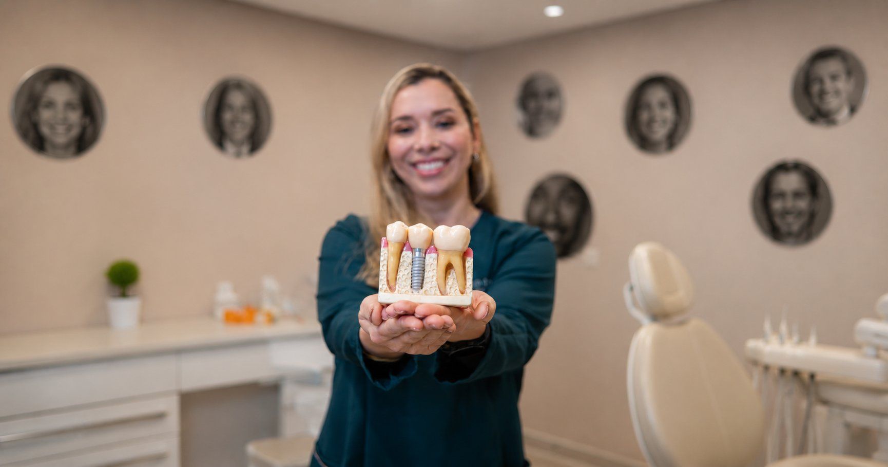 Dra Marissa Carvalho, mestre em implantologia, segurando modelo de implante dentário em Braga.