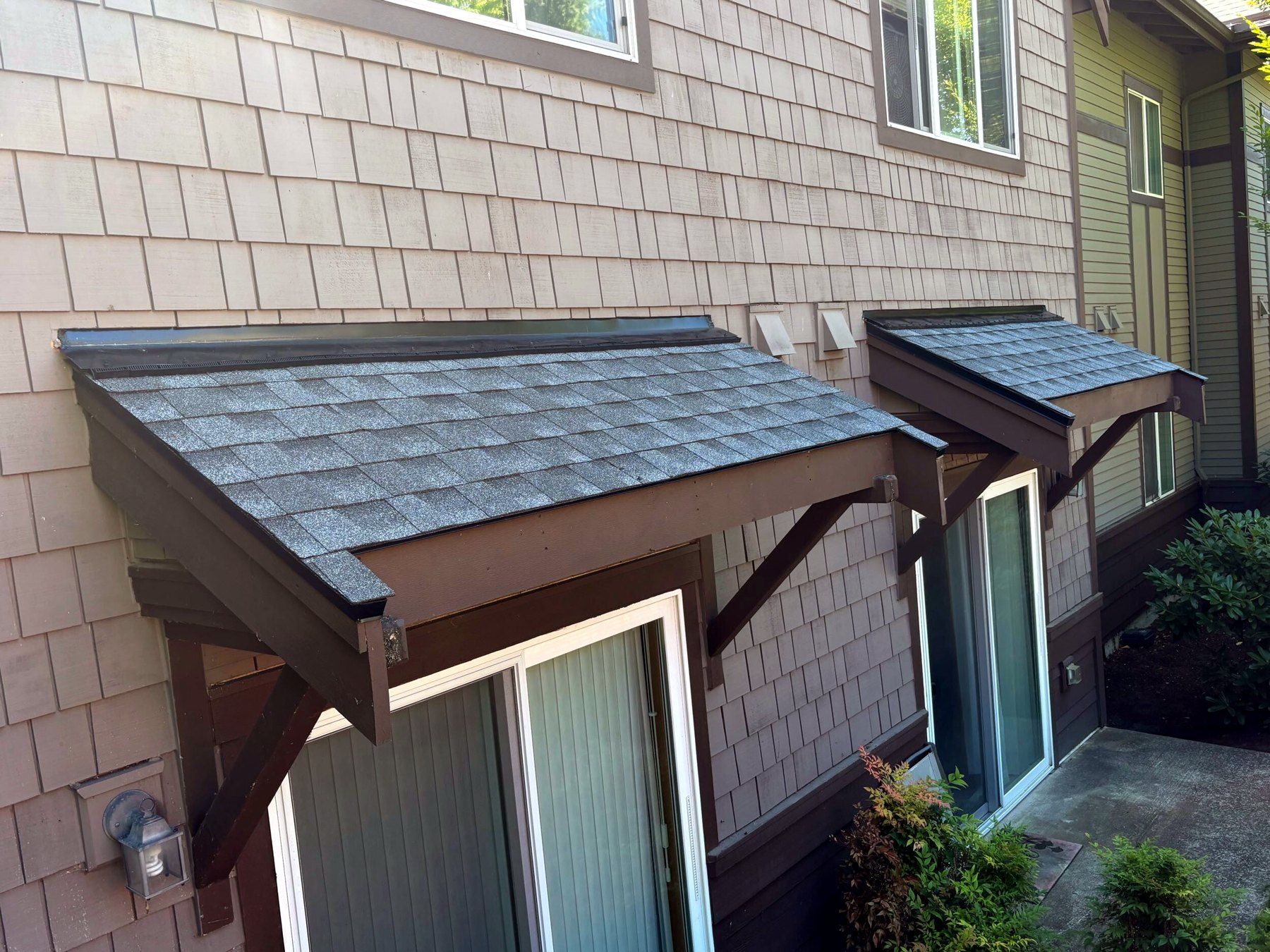 Ashford at Vista Park entry roof after GAF Timberline HDZ re-roof by United Seattle, Issaquah WA