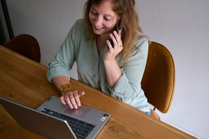 Magali Dewaele van MDBuroAdvies aan de telefoon achter haar bureau