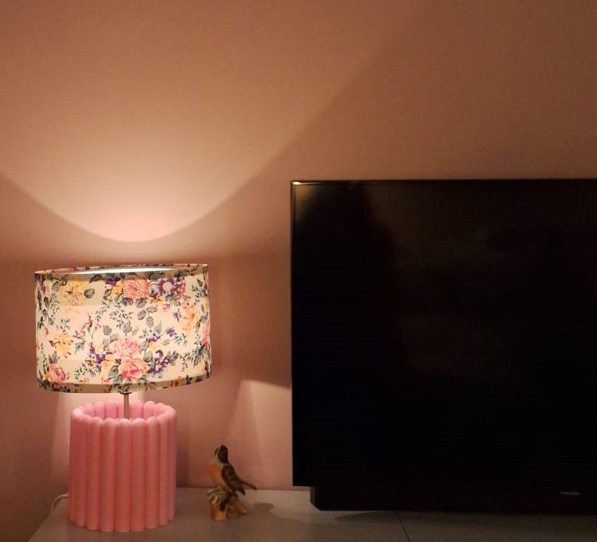 Een lamp met een bloemenkap.
