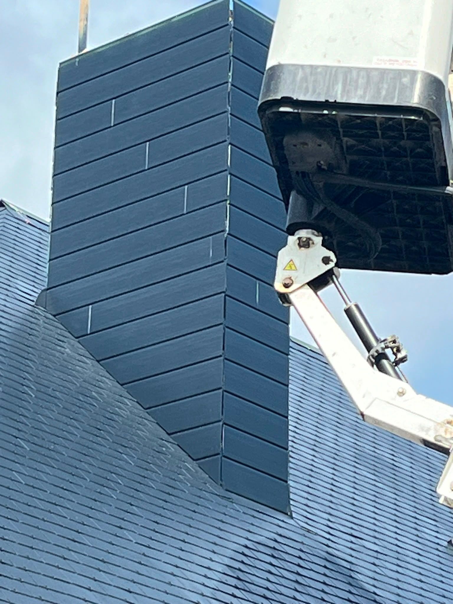 Habillage aluminium gris anthracite sur une maison normande