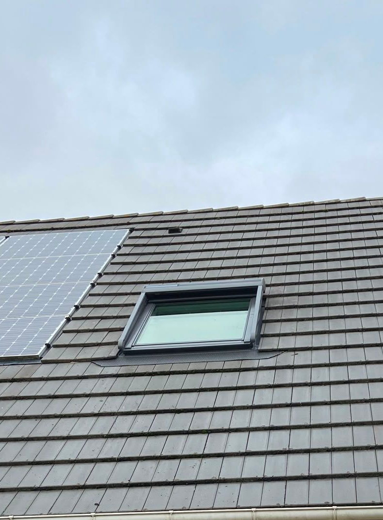 ST Couverture — père et fils sur un chantier de toiture normand