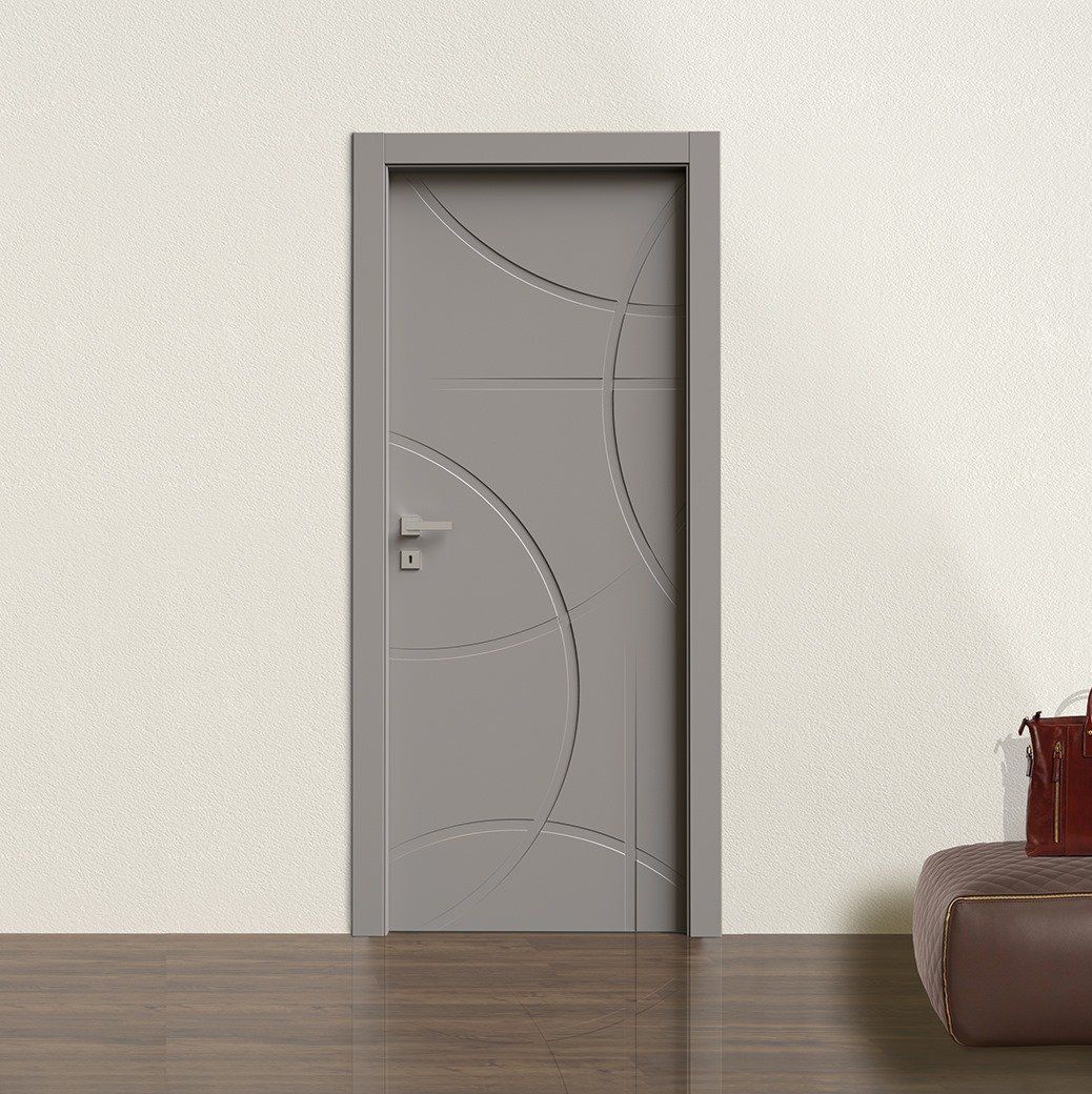 porta grigia con decorazioni