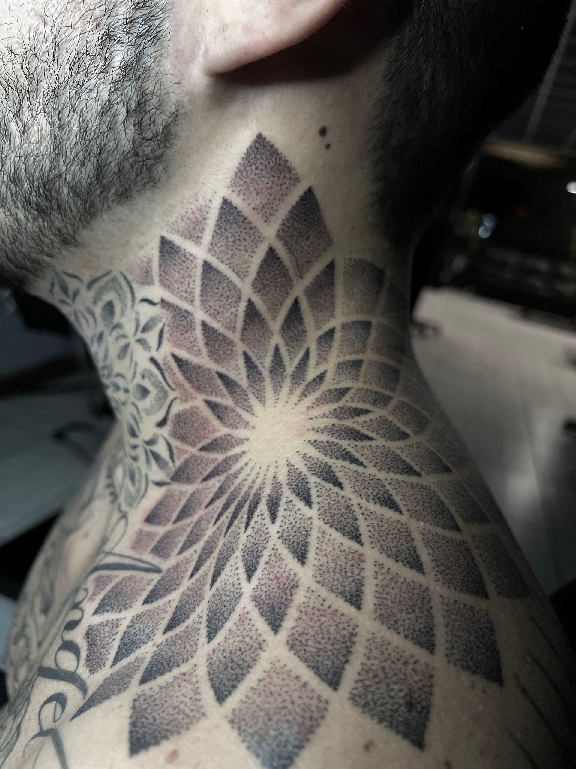 Mandala dot work neck @Luisd_art | black craft tattoos Miami