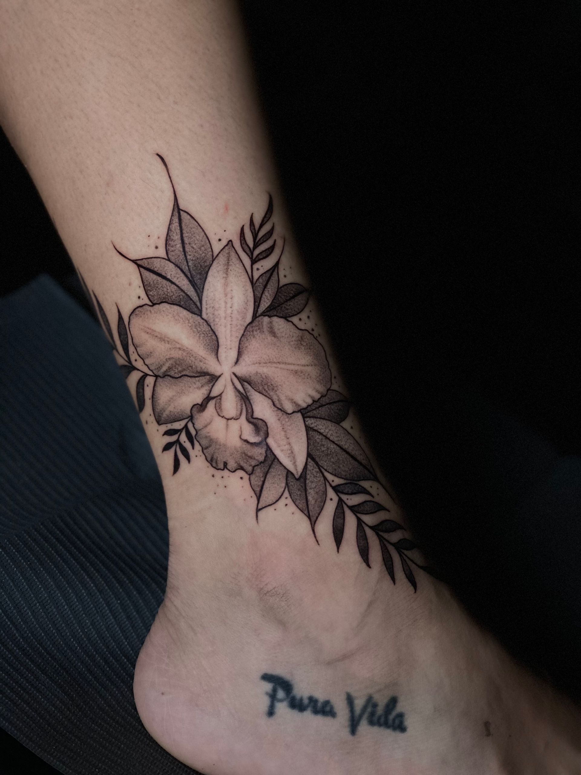 Fine line flower tattoo @ink.artisan