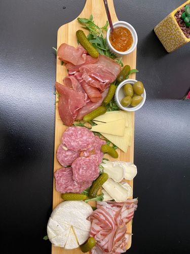 grande assiette apéro de charcuteries, et fromages
