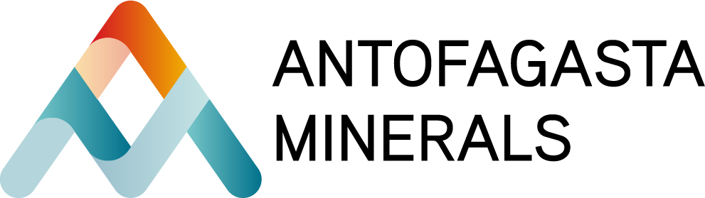 Logotipo de Antofagasta Minerals: diseño abstracto de montaña en azul y naranja con el nombre de la empresa en texto negro.