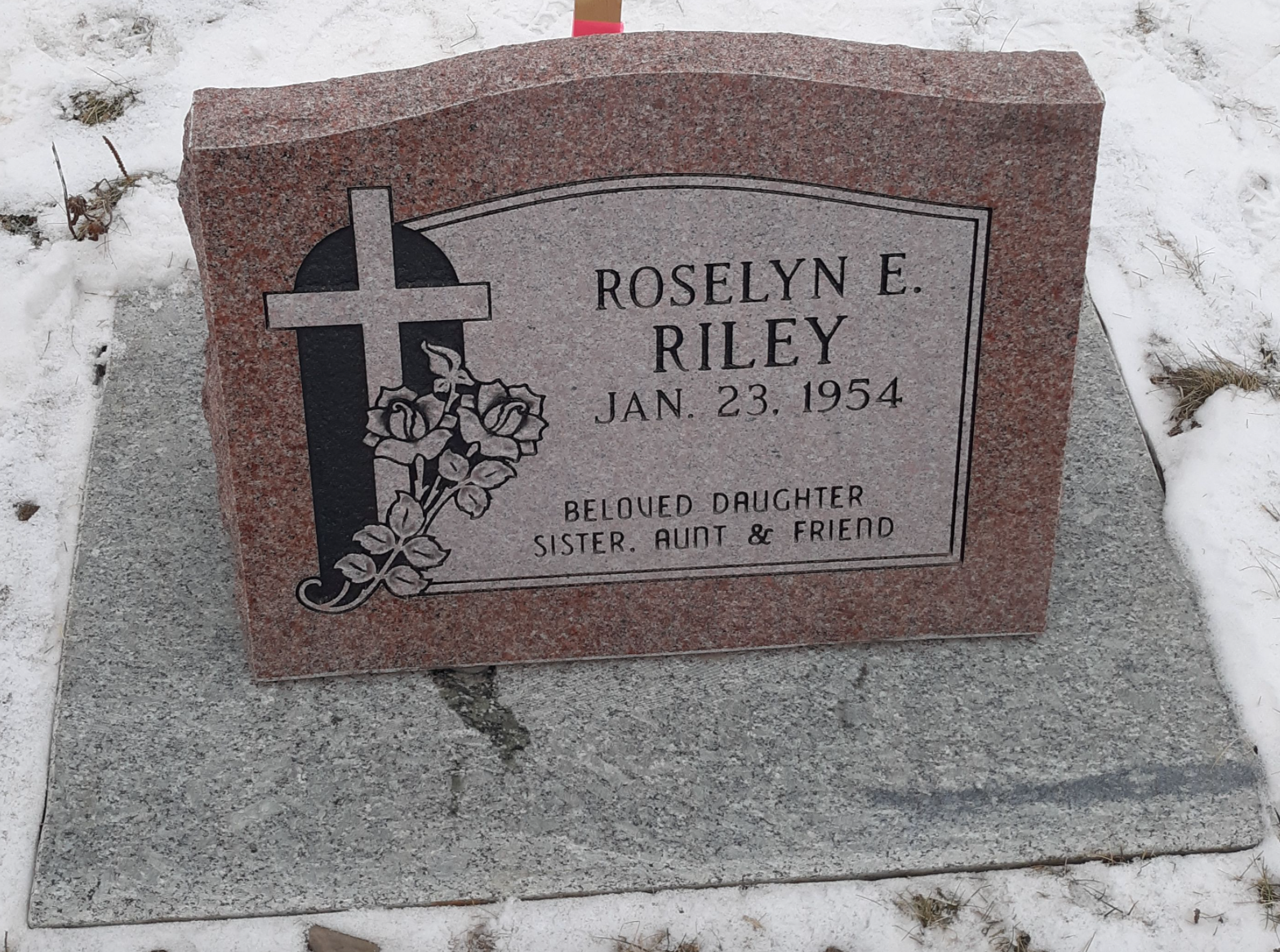 Slant marker bearing the name Roselyn Rile