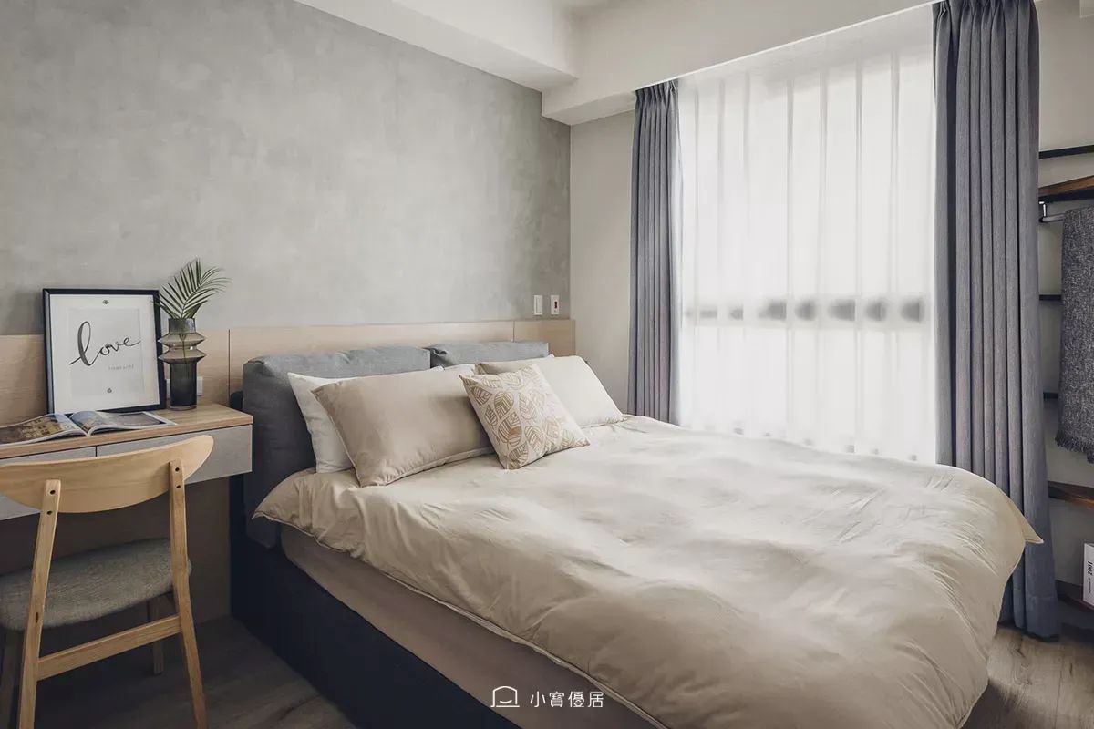 主臥將書桌、櫃體與床位整合在同一側,即使需要偶爾居家工作,也不讓零散家具切割原本的休息動線。