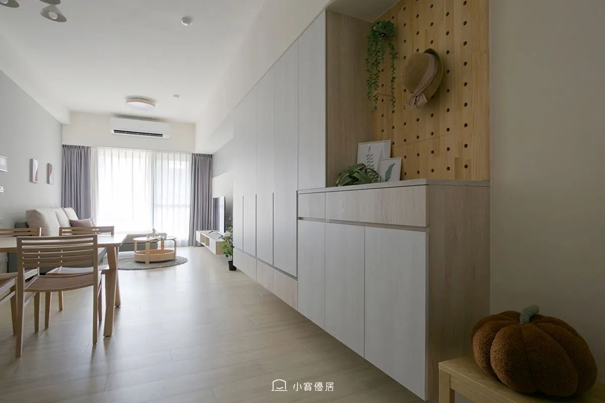 客變階段將玄關旁的房間調整為開放式餐廳,增加公共空間的通透感。