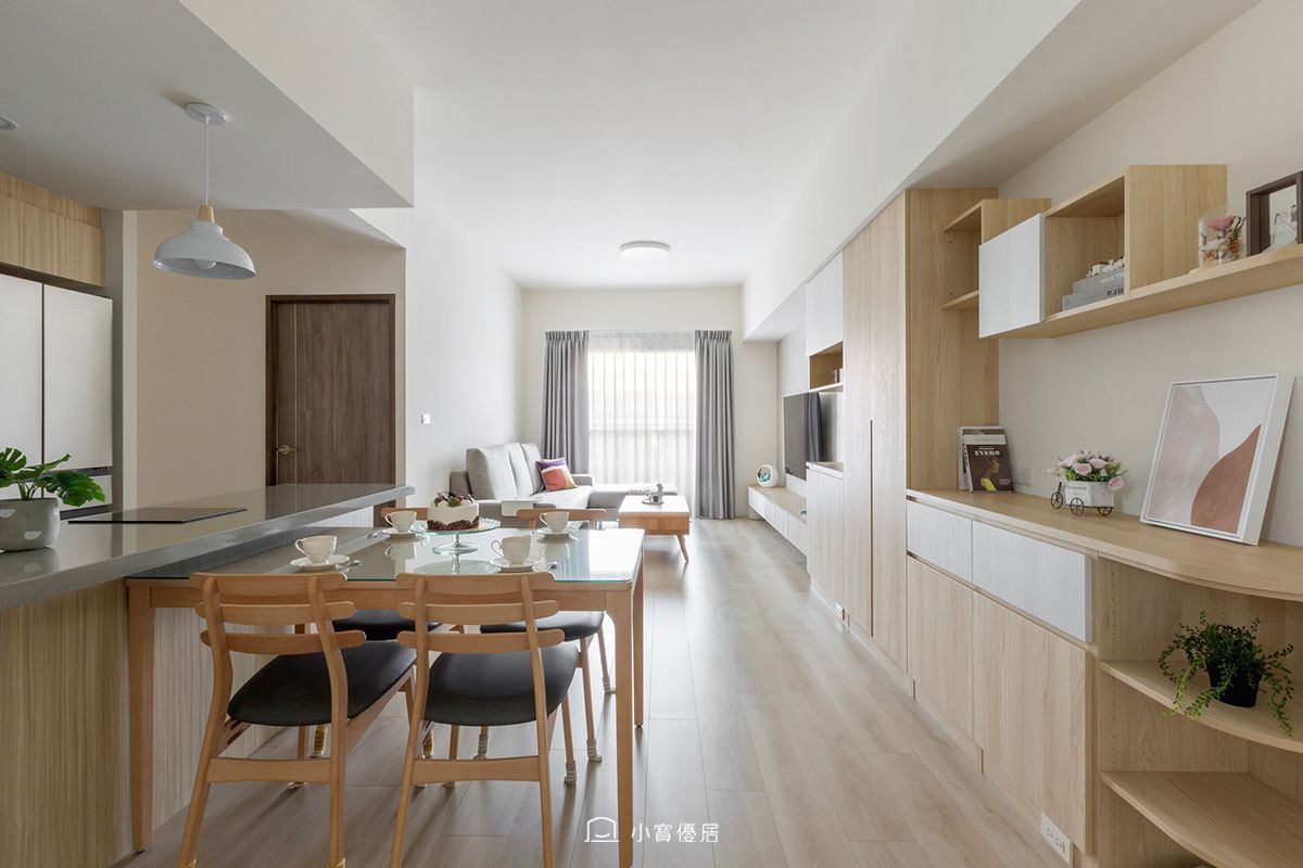 小寶優居第2251個室內設計作品：淺色木質色調的起居區，配有餐桌、沙發、內置儲物櫃和自然採光。