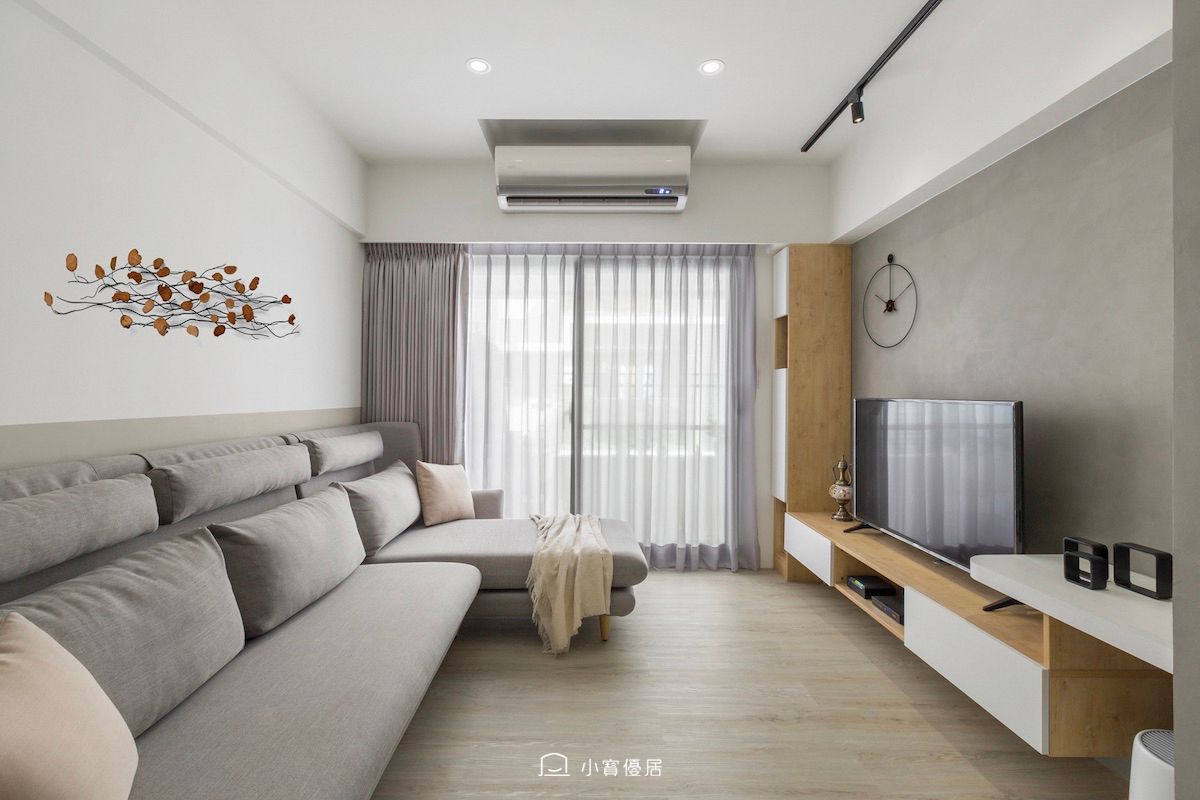 小寶優居第2265個室內設計作品：客廳裡有灰色沙發、電視、木地板和中性色調的牆壁。