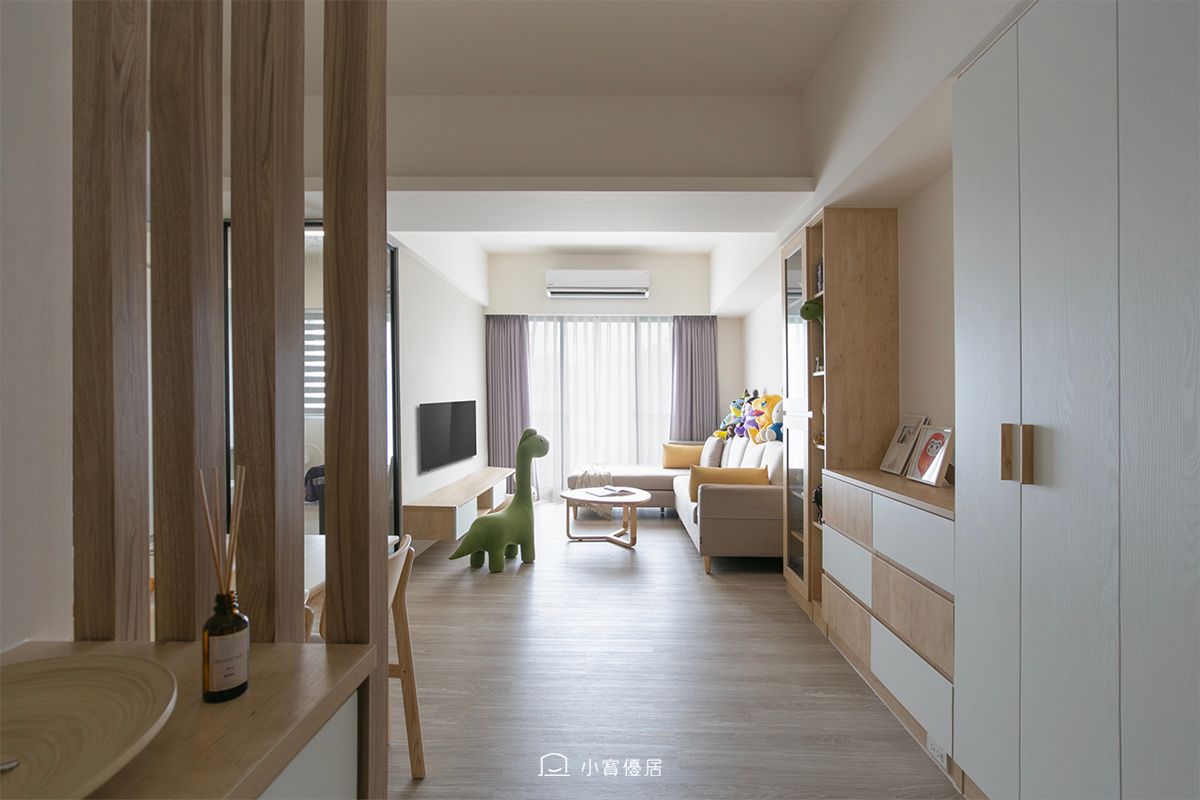 小寶優居第2287個室內設計作品：無印風格客廳裡有木條隔間、中性色調的裝飾和一個恐龍玩具。