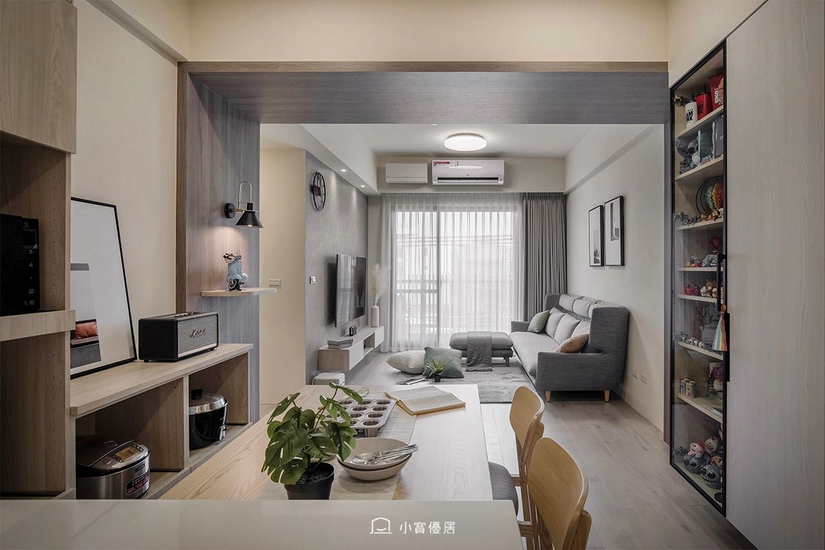 小寶優居第2335個室內設計作品：現代客廳設有用餐區、木地板和嵌入式書櫃。