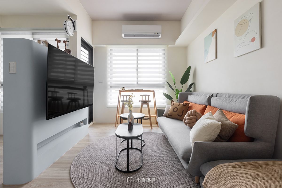 小寶優居第2382個室內設計作品：客廳裡有灰色沙發、電視和地毯。牆壁顏色較淺，擺放著木質凳子和綠色植物。
